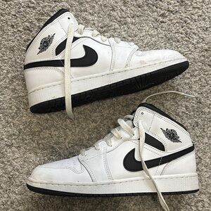 Nike Air Jordan 1 mid sneakers